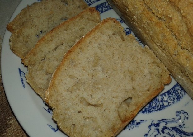 Fotografia przedstawiająca Chleb pszenno - orkiszowy z otrębami na oleju sezamowym.