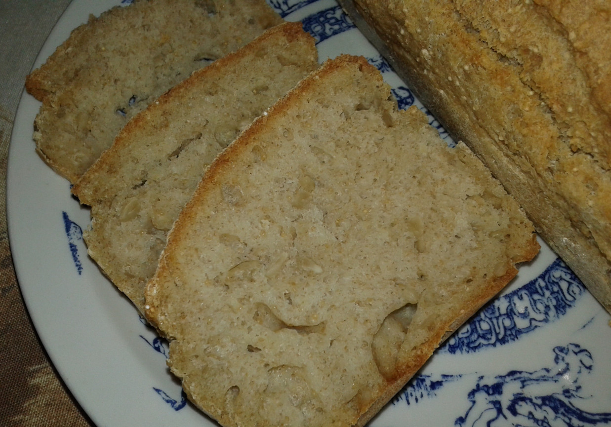 Chleb pszenno - orkiszowy z otrębami na oleju sezamowym. foto