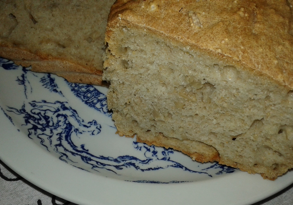 Chleb pszenno - orkiszowy z otrębami na oleju sezamowym. foto