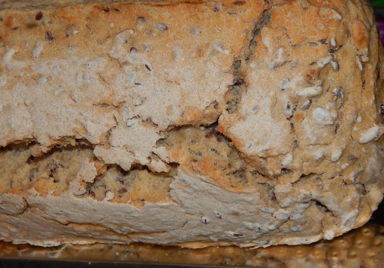 Chleb pszenno-owsiany z ziarenkami foto