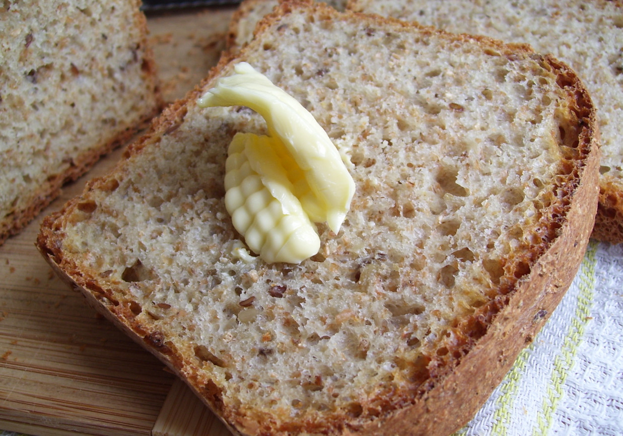 Chleb pszenno-razowy (drożdże) foto