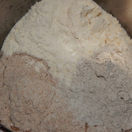 Krok 2 - Chleb pszenno-żytni na kwasie z kiszonego kalafiora foto
