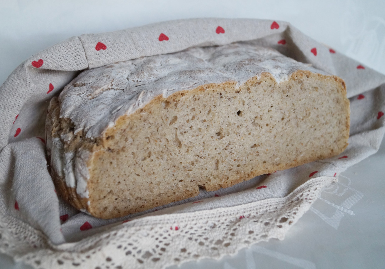 Chleb pszenno-żytni na podmłodzie z ostropestem foto