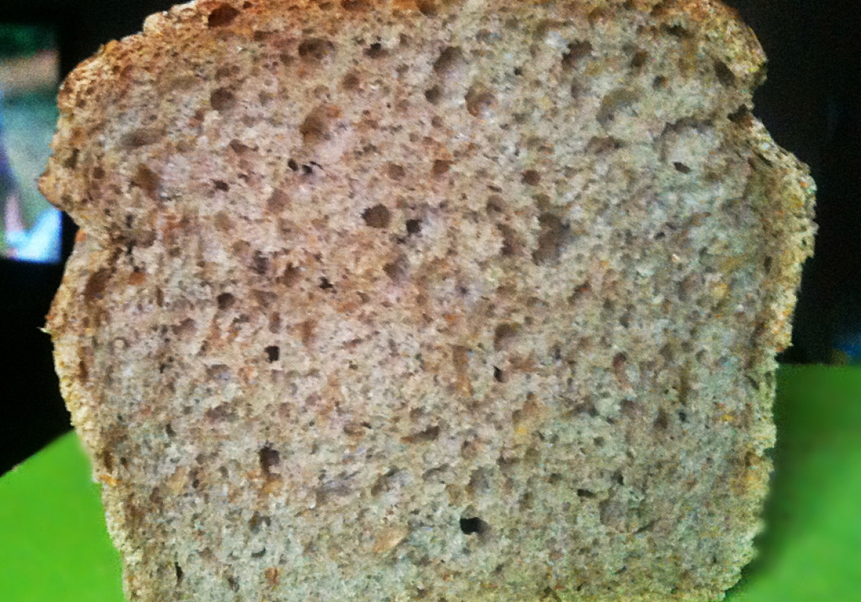 Chleb pszenno-żytni pełnoziarnisty z ostropestem foto