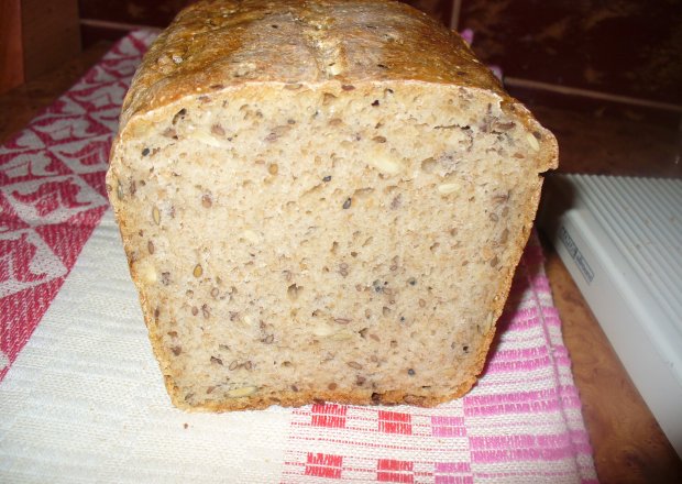 Fotografia przedstawiająca Chleb pszenno - żytni  z czarnuszką