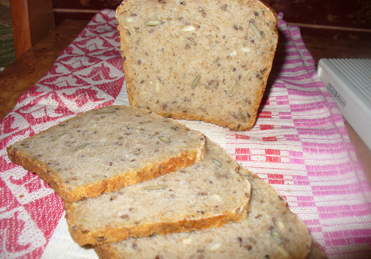 Chleb pszenno - żytni  z czarnuszką  foto