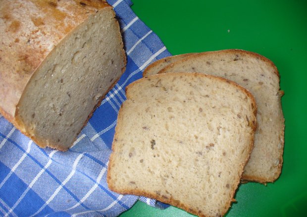 Fotografia przedstawiająca Chleb pszenno -żytni   z dodatkiem   mąki owsianej i gryczanej