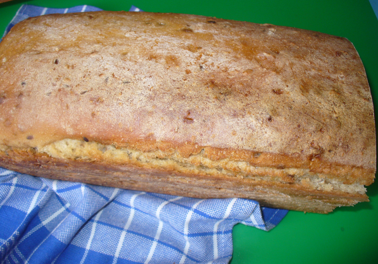 Chleb pszenno -żytni   z dodatkiem   mąki owsianej i gryczanej foto