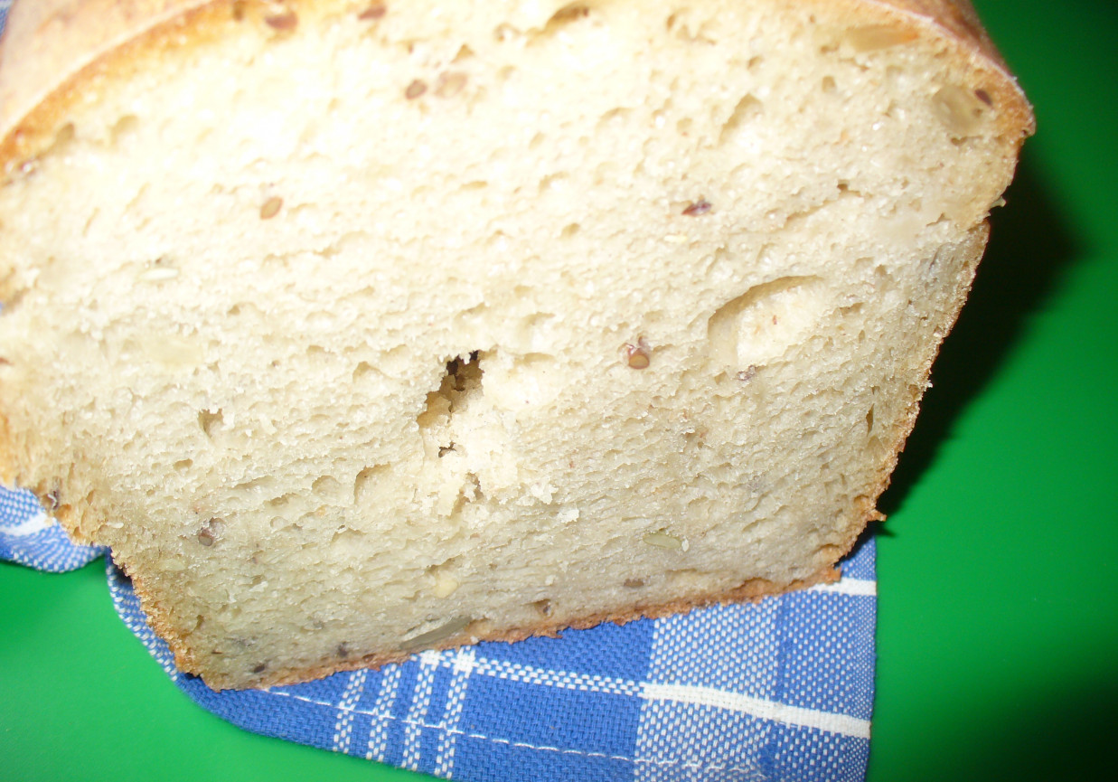 Chleb pszenno -żytni   z dodatkiem   mąki owsianej i gryczanej foto