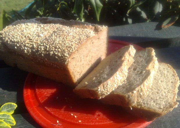 Fotografia przedstawiająca chleb pszenno żytni z sezamem