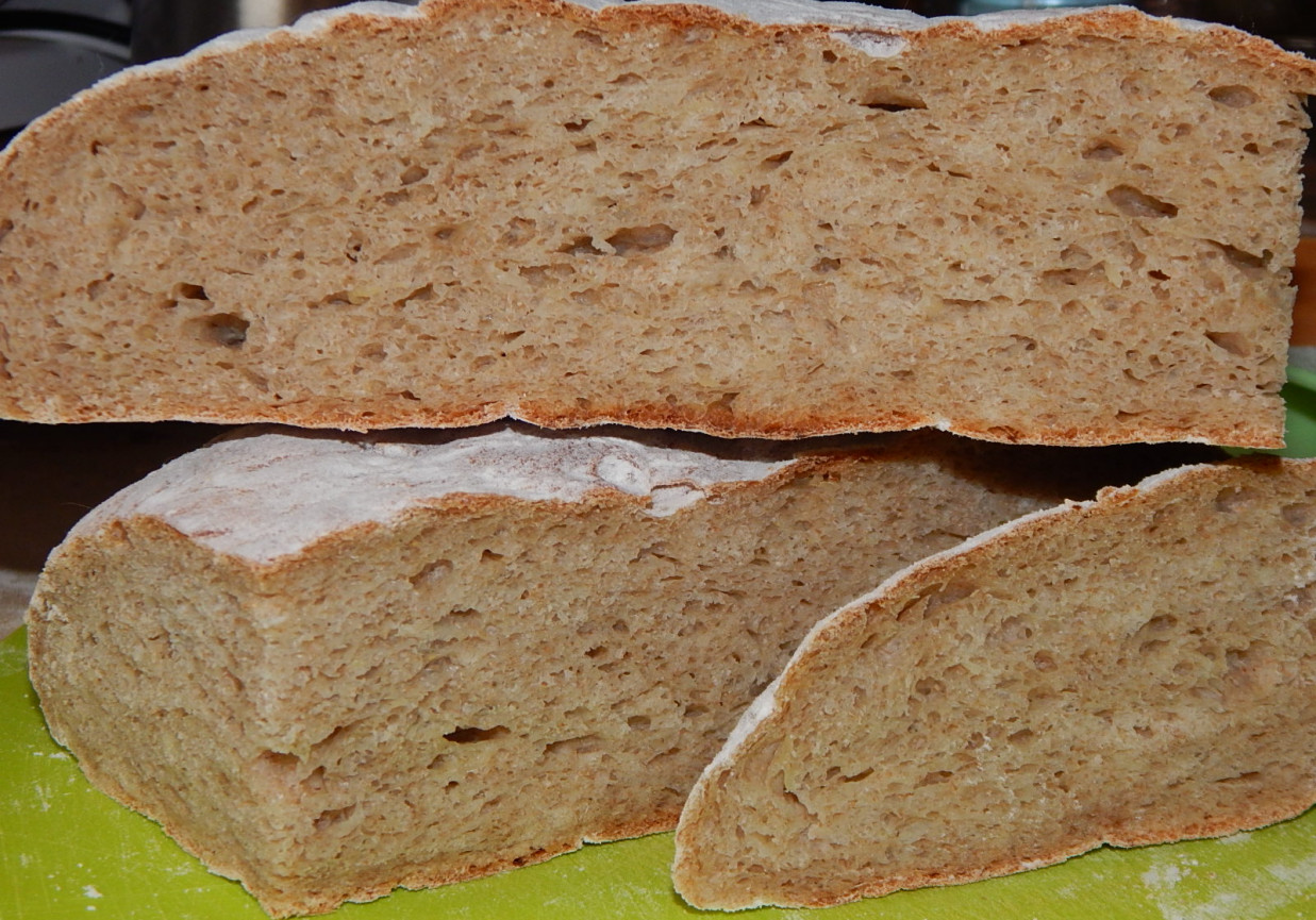 Chleb pszenno-żytni z surowymi ziemniakami foto