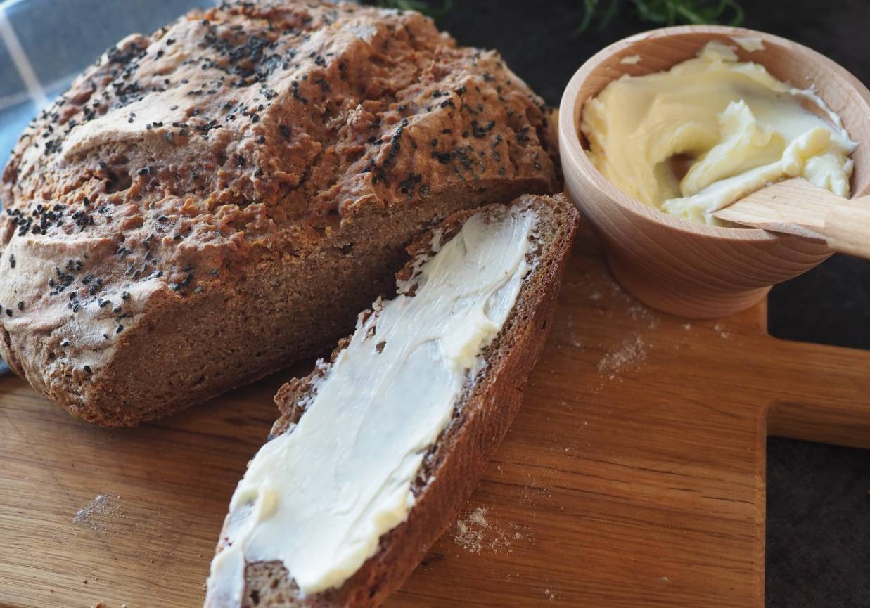 Chleb pszenno-żytni z suszonymi pomidorami i czosnkiem niedźwiedzim foto