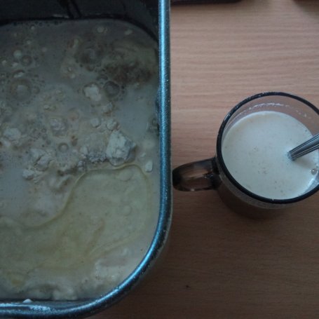 Krok 1 - Chleb pszenno-żytni z ziarnami, na drożdżach foto