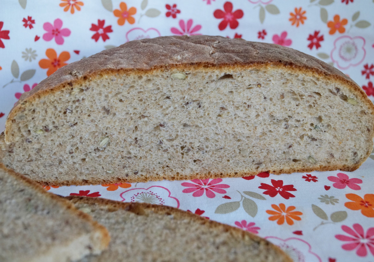 Chleb pszenno-żytni z ziarnami, na drożdżach foto