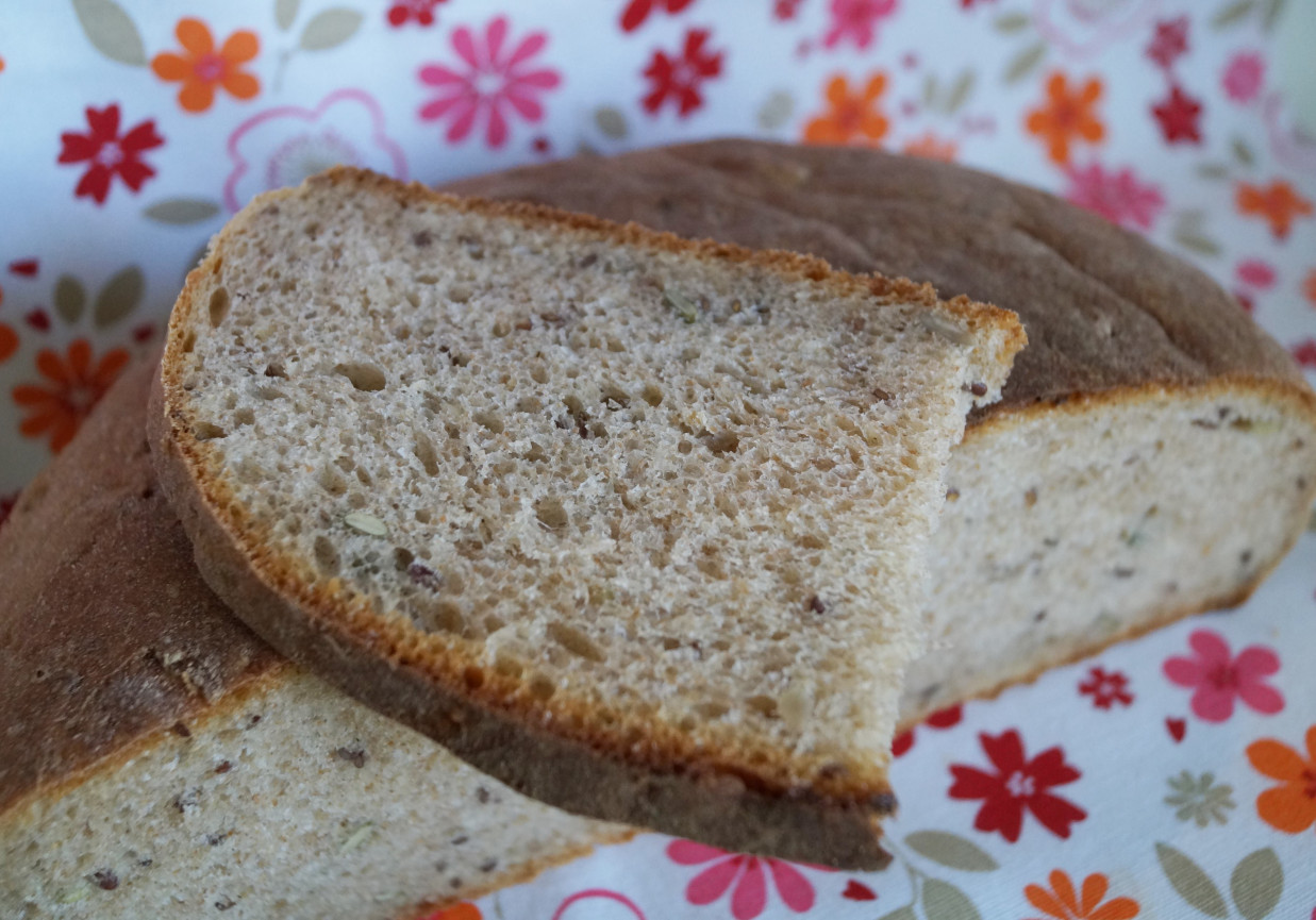 Chleb pszenno-żytni z ziarnami, na drożdżach foto
