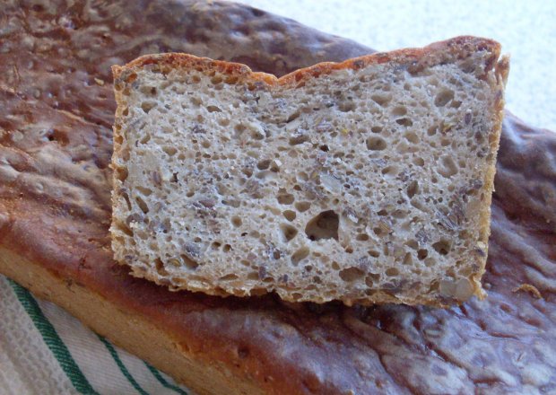 Fotografia przedstawiająca Chleb pszenno-żytni z ziarnami na zakwasie