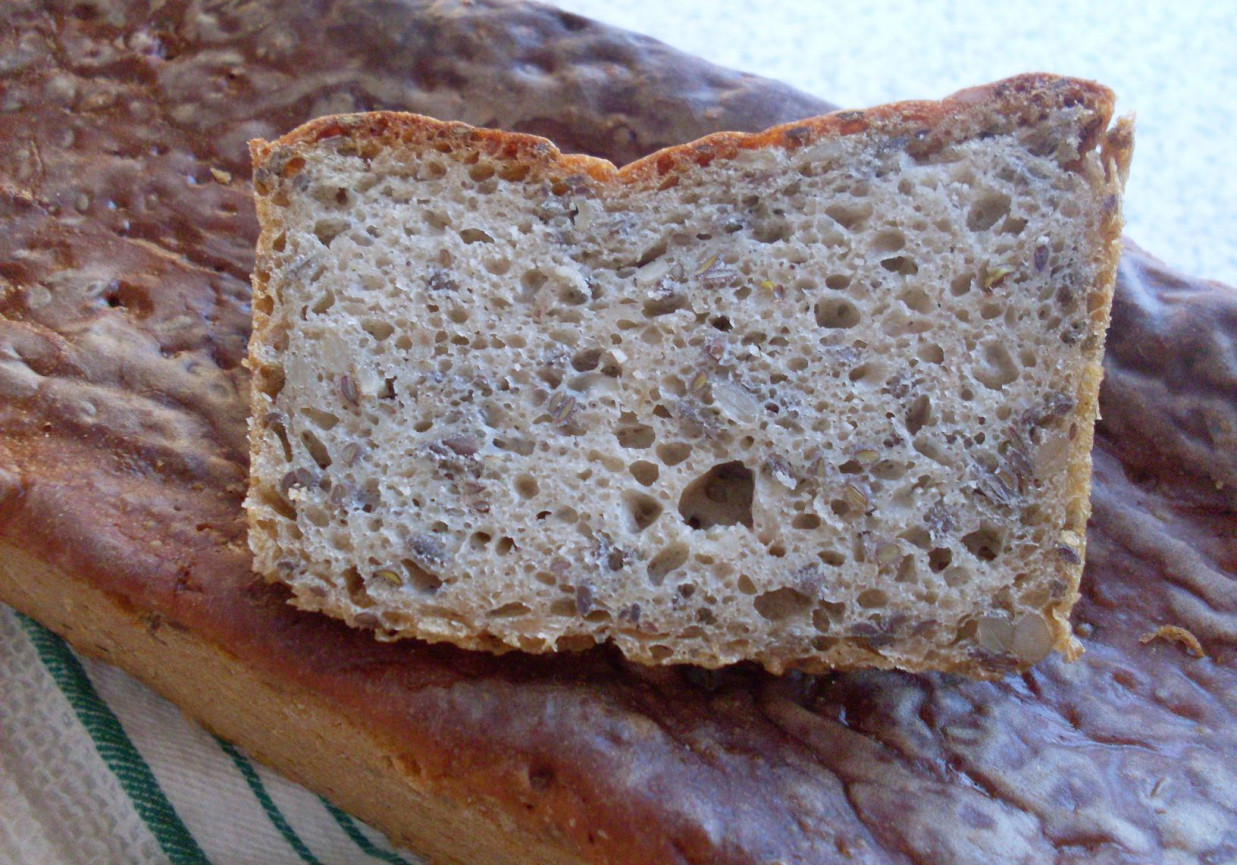 Chleb pszenno-żytni z ziarnami na zakwasie foto