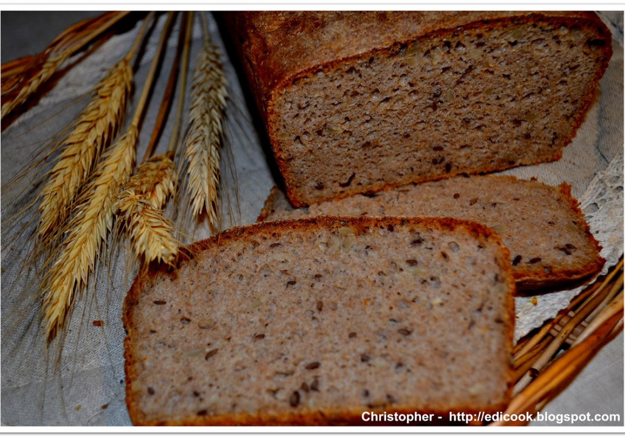 Chleb pszenno - żytni z ziarnami foto