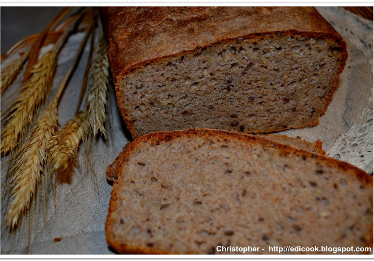 Chleb pszenno - żytni z ziarnami foto