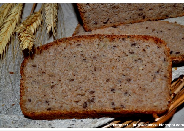 Fotografia przedstawiająca Chleb pszenno - żytni z ziarnami