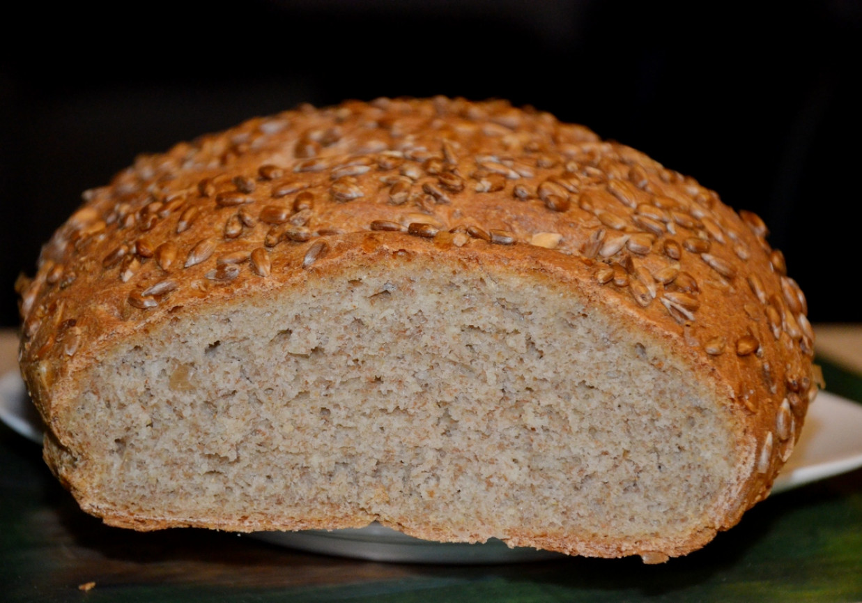 Chleb pszenno-żytni ze słonecznikiem foto