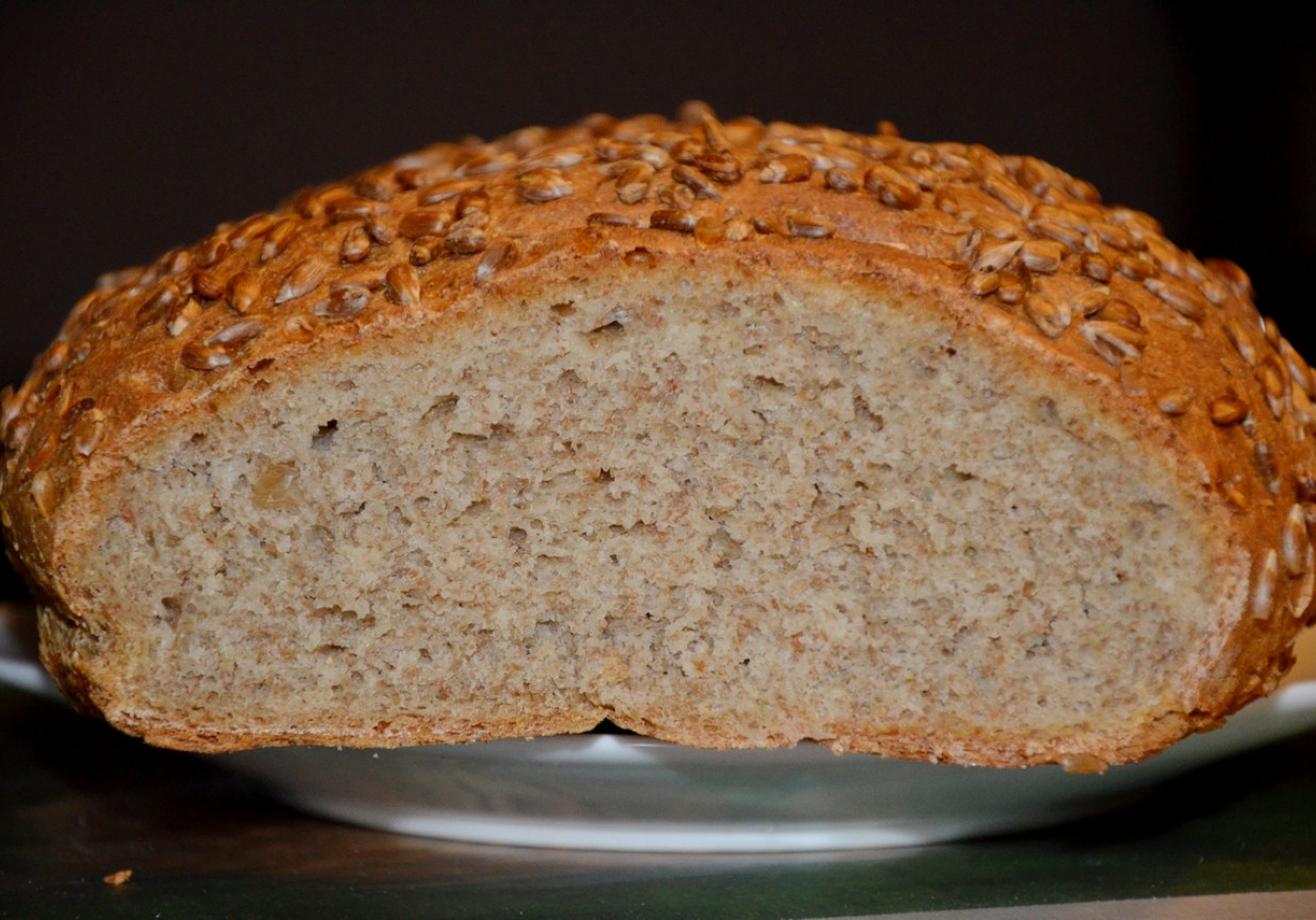 Chleb pszenno-żytni ze słonecznikiem foto