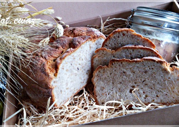Fotografia przedstawiająca Chleb pszenno - żytni ze złotym lnem i kardamonem Zewy