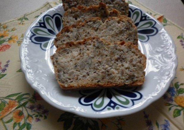 Fotografia przedstawiająca Chleb pszenno - żytnio - gryczany