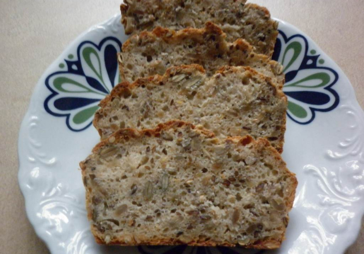 Chleb pszenno - żytnio - gryczany foto