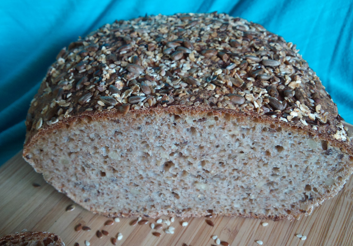Chleb pszenno-orkiszowy z ziarnami (na zakwasie) foto