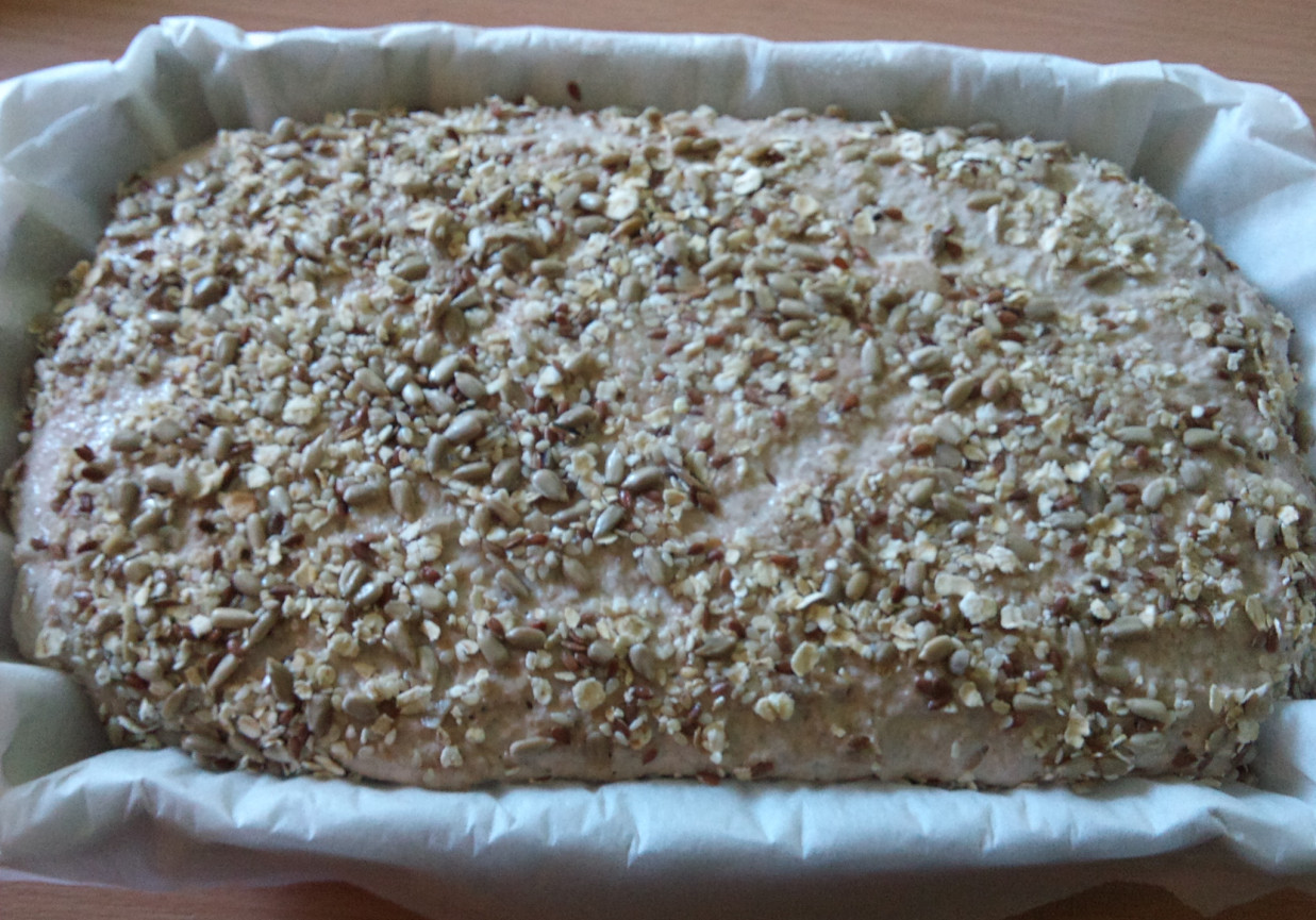 Chleb pszenno-orkiszowy z ziarnami (na zakwasie) foto