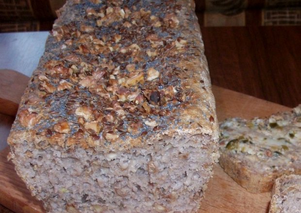 Fotografia przedstawiająca Chleb pszenno-owsiany z cukinią i orzechami