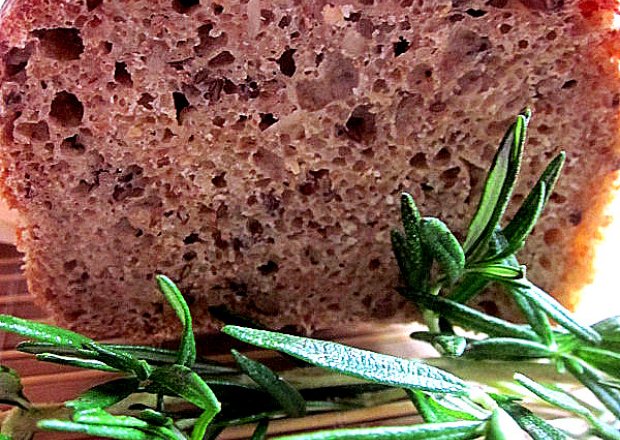 Fotografia przedstawiająca Chleb pszenno-razowy z rozmarynem