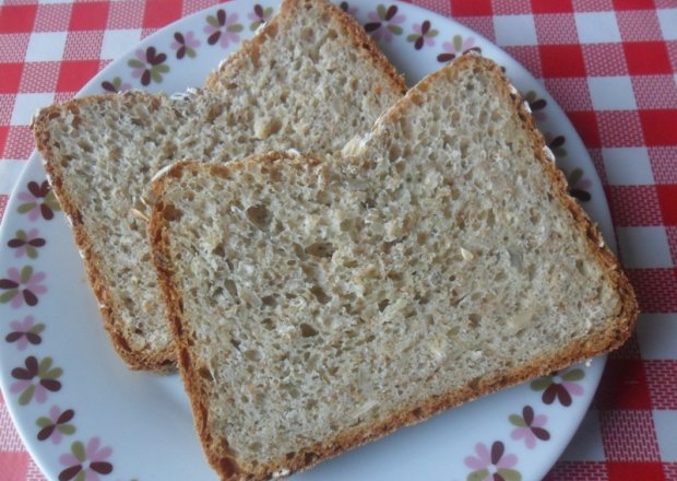 Fotografia przedstawiająca Chleb pszenno-razowy z ziarnami