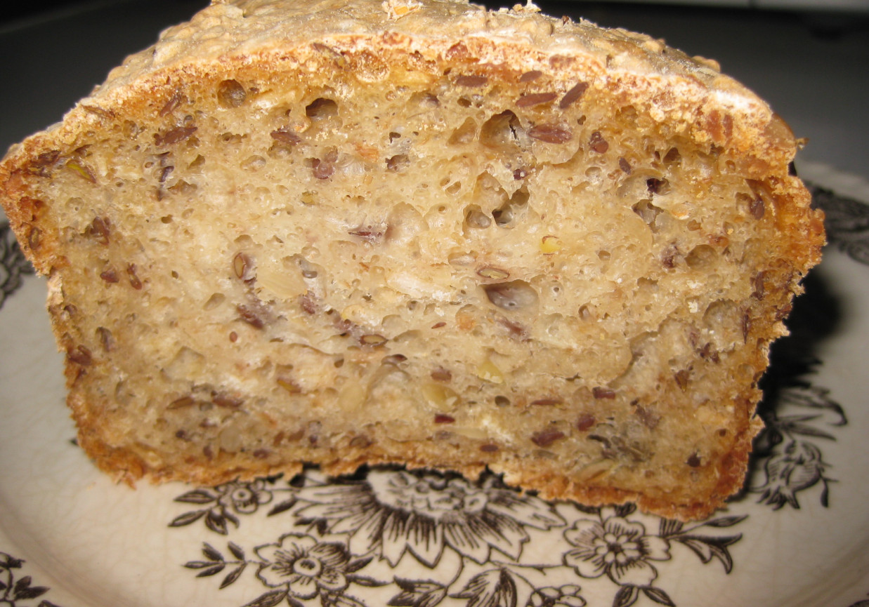 chleb pszenno-żytni na zakwasie z piekarnika foto