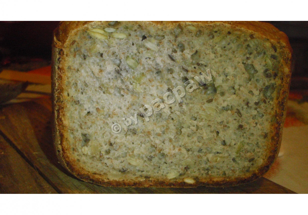 Chleb pszenno-żytni na zakwasie z ziarnami z automatu 43Z011 foto