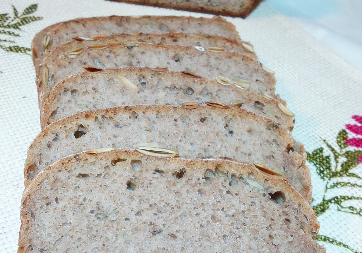 Chleb pszenno-żytni z kminkiem foto