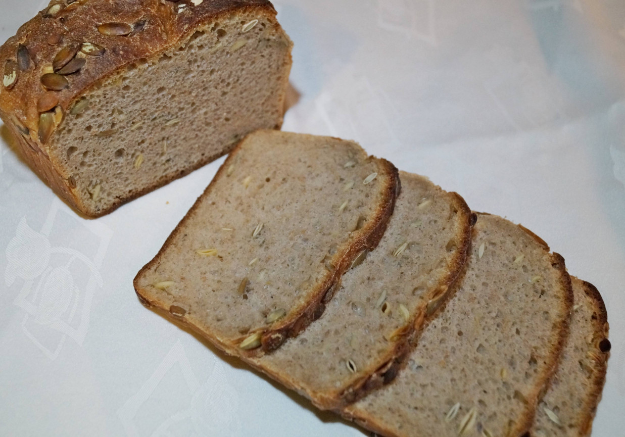 Chleb pszenno-żytni z pestkami dyni foto