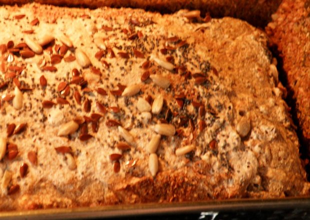 Fotografia przedstawiająca Chleb pszenno-żytni z ziarnami i  makiem - na zakwasie