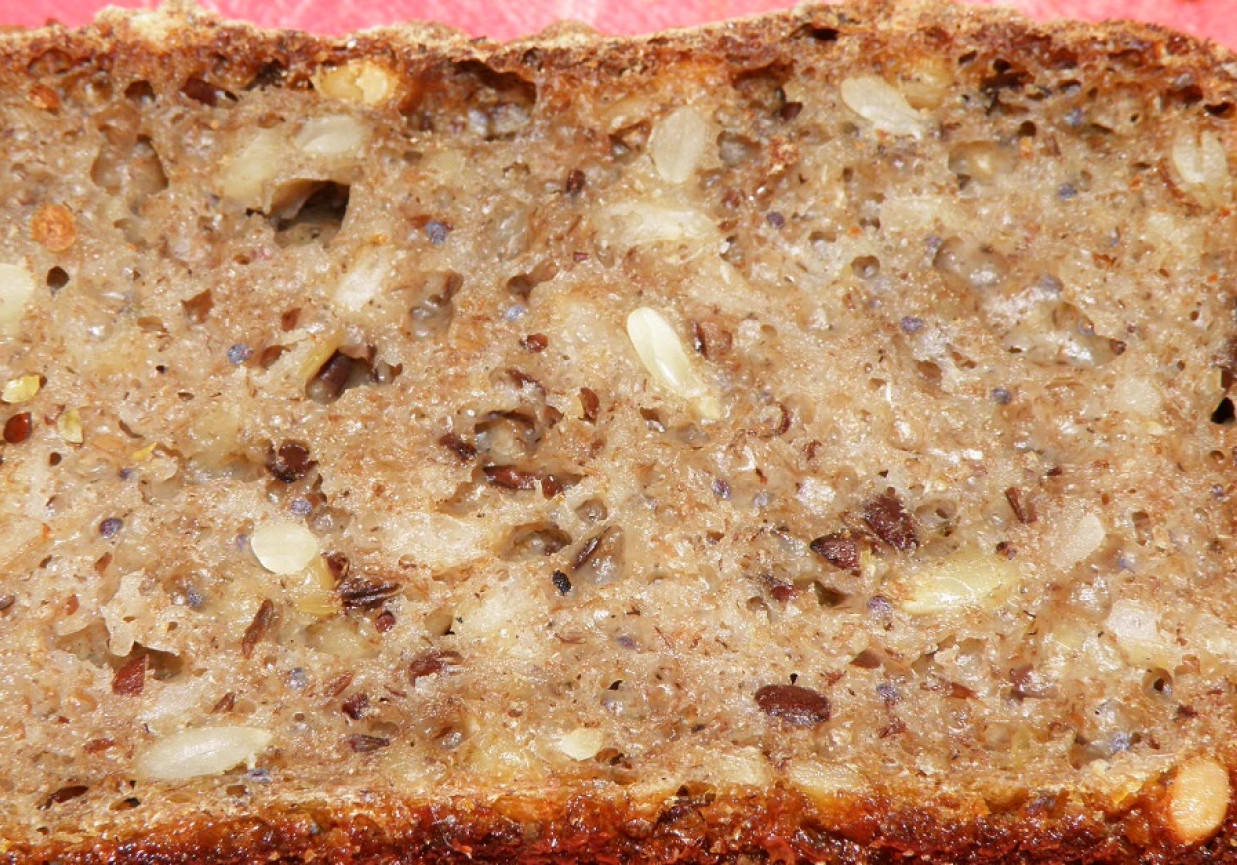 Chleb pszenno-żytni z ziarnami i  makiem - na zakwasie foto
