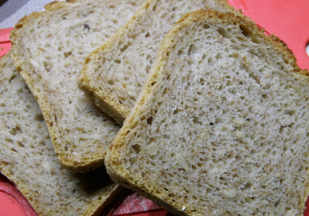 Chleb pszenno-żytni ze słonecznikiem i lnem foto