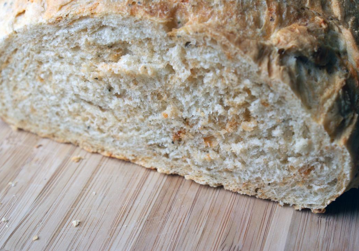 Chleb pszenny drożdżowy z ziołami. foto