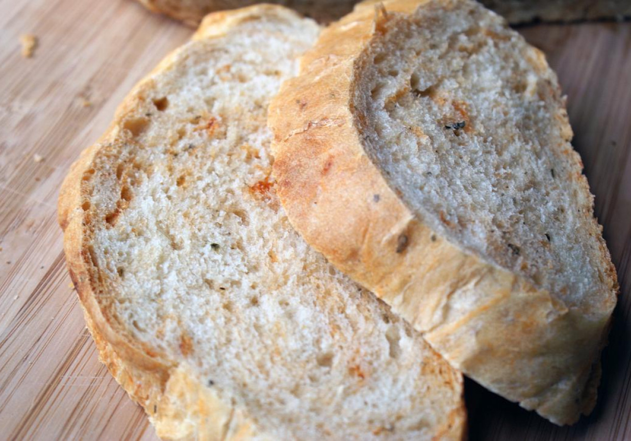 Chleb pszenny drożdżowy z ziołami. foto