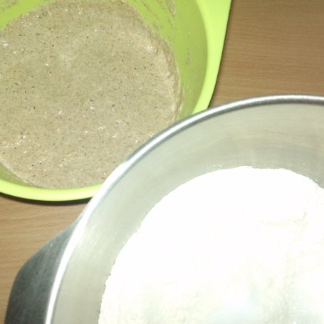 Krok 1 - Chleb pszenny mleczny z kaszą jęczmienną na zakwasie pszennym foto