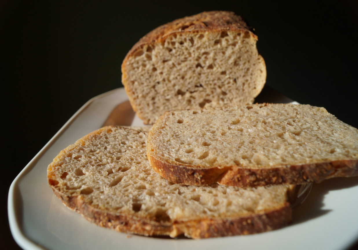 Chleb pszenny mleczny z kaszą jęczmienną na zakwasie pszennym foto