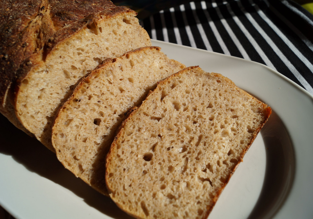 Chleb pszenny mleczny z kaszą jęczmienną na zakwasie pszennym foto