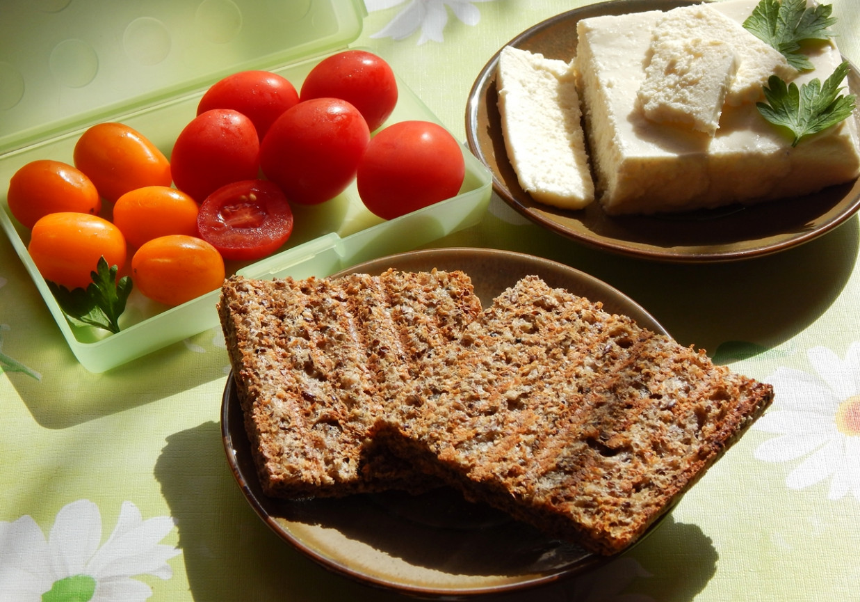 Chleb pszenny na drożdżach - z lnem, otrębami i ziołami  foto