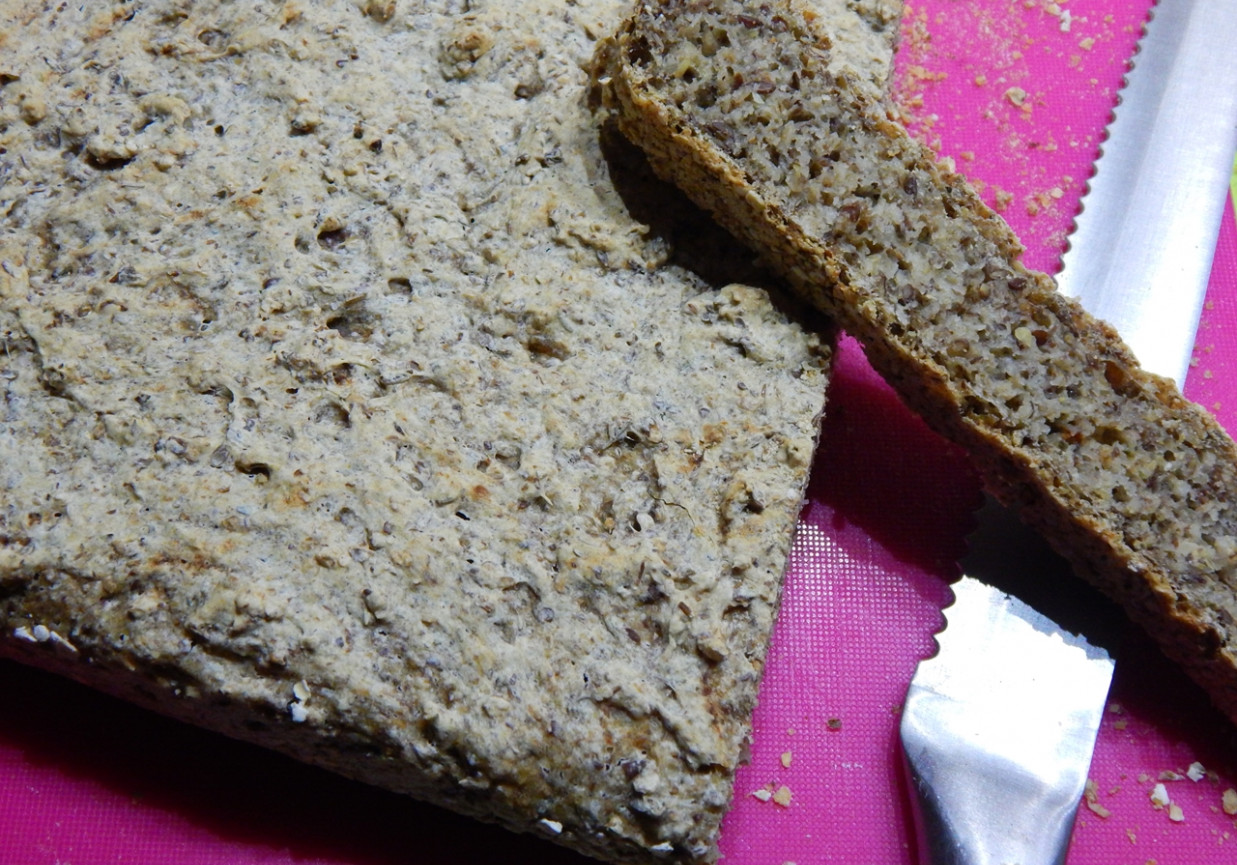 Chleb pszenny na drożdżach - z lnem, otrębami i ziołami  foto