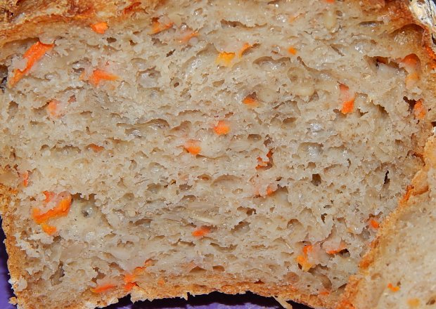 Fotografia przedstawiająca Chleb pszenny na zakwasie i drożdżach - z marchewką