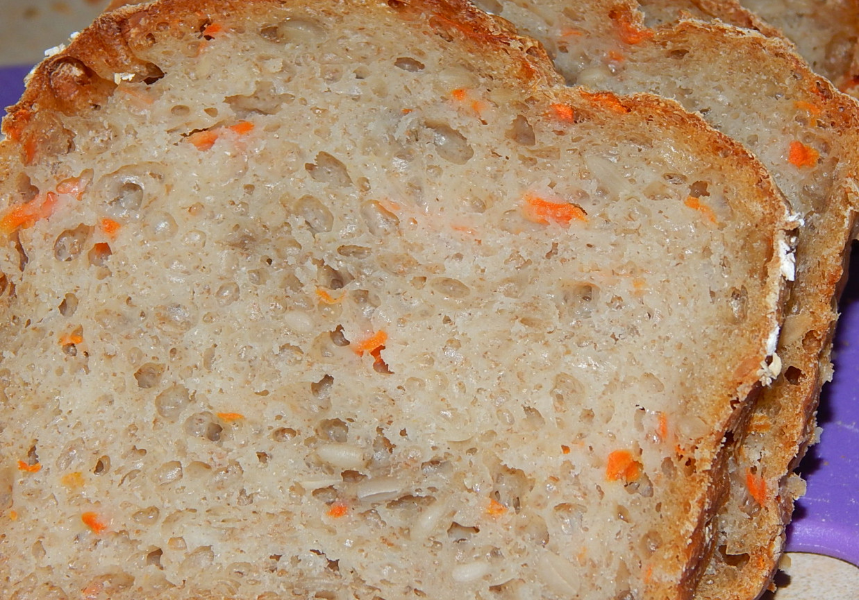 Chleb pszenny na zakwasie i drożdżach - z marchewką foto